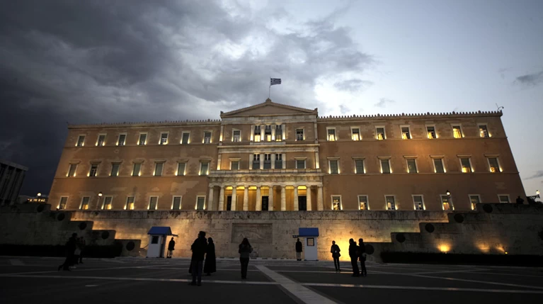 Bloomberg: αναγκαίο το QE για να βγει η Ελλάδα στις αγορές