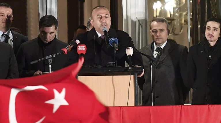 Τσαβούσογλου: Η ΕΕ έχει πρόβλημα ρατσισμού, υποθάλπει την τρομοκρατία
