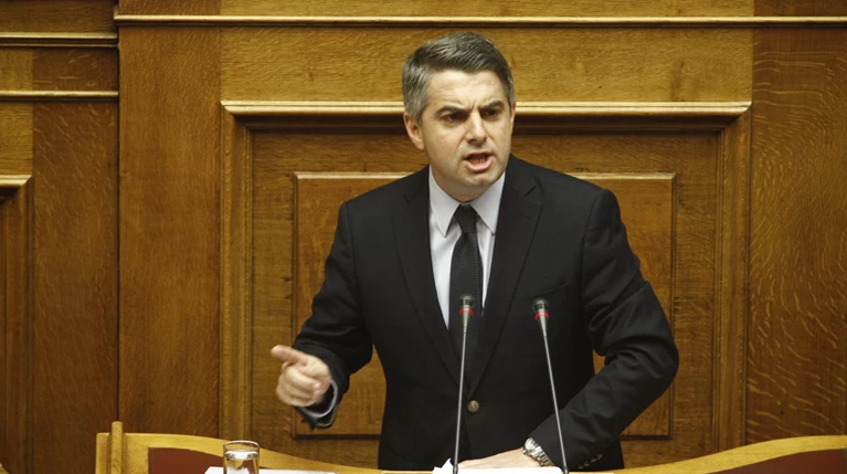 Αφελληνισμό της οικονομίας καταγγέλλει ο Κωνσταντινόπουλος
