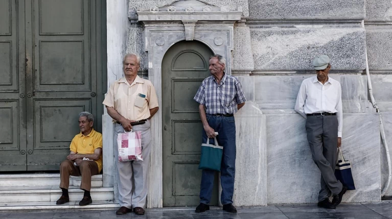 «Βόμβα» στα Ταμεία: Εισφορές 10 εργαζομένων για να πληρωθεί μια νέα σύνταξη