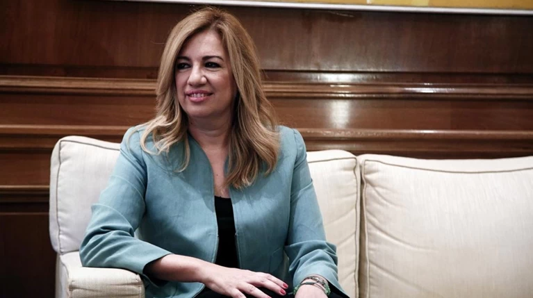 «Σφήνα» Φώφης στην κόντρα Τσίπρα - Μητσοτάκη στο Twitter