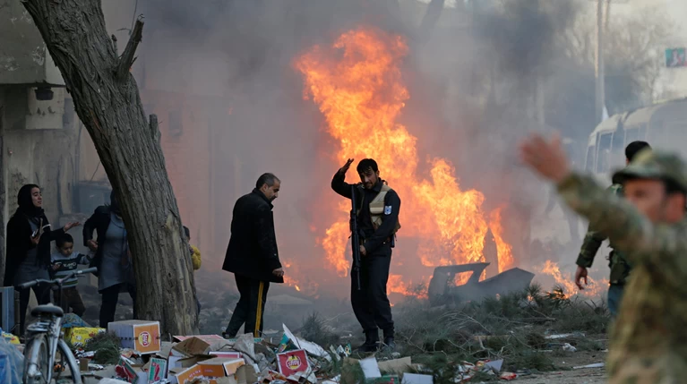 Κόλαση φωτιάς στην Καμπούλ μετά από επίθεση αυτοκτονίας