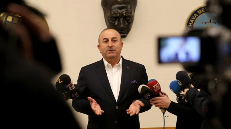 Ο Τσαβούσογλου κάνει μαθήματα... δημοκρατίας στην Ευρώπη