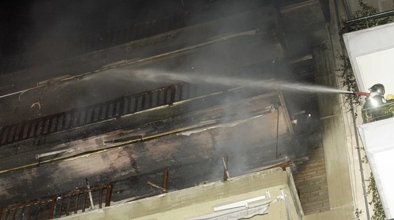 Πέθανε ο άντρας που είχε απεγκλωβιστεί αναίσθητος από φωτιά