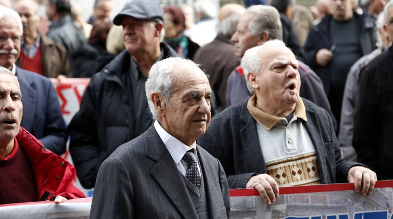 Bloomberg: Πρώτη στην Ευρωζώνη η Ελλάδα σε δαπάνες για συντάξεις