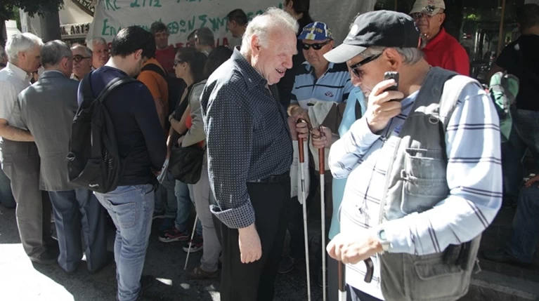 "Βγάζουν" τους τυφλούς στους δρόμους- περικοπές σε συντάξεις-επιδόματα