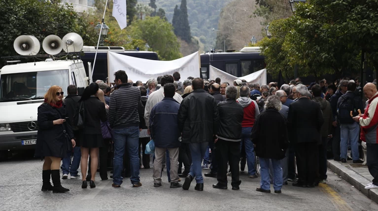 Ντροπή: Έστειλαν κλούβες με ΜΑΤ στην πορεία των τυφλών