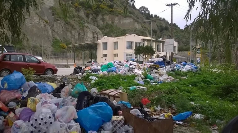 Ανησυχία για την υγεία στη Ζάκυνθο που την πνίγουν σκουπίδια (ΦΩΤΟ)