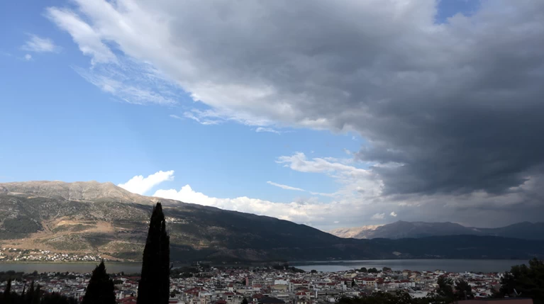 Ηλιοφάνεια με λίγες νεφώσεις και τοπικές βροχές