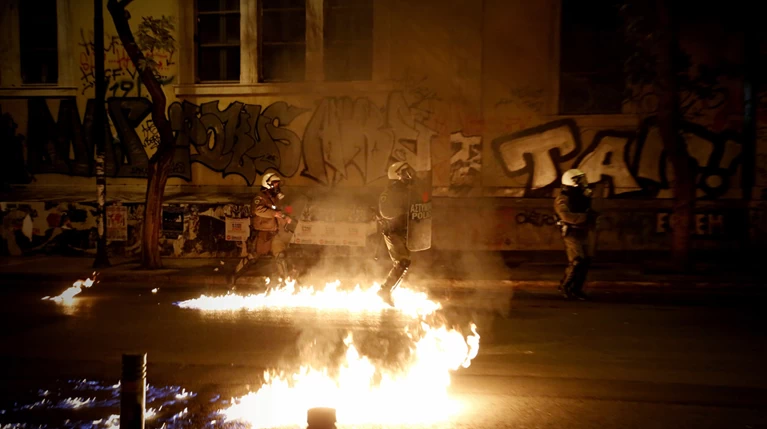 «Πόλεμος» μολότοφ κατά των ΜΑΤ τη νύχτα στα Εξάρχεια