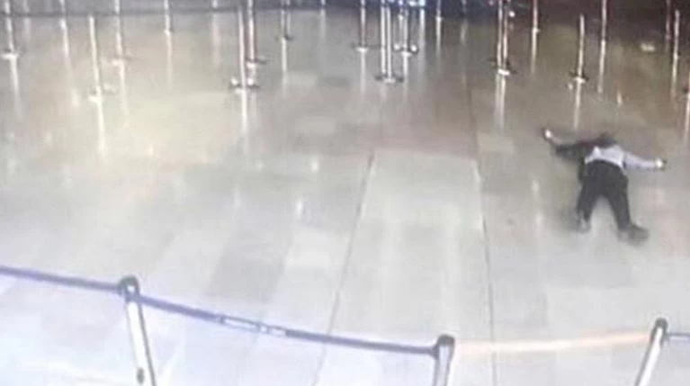 Φωτογραφία με τον δράστη της επίθεσης νεκρό στο αεροδρόμιο