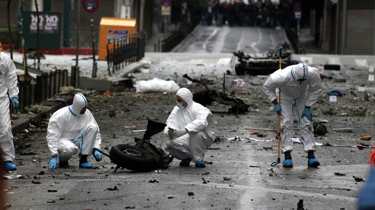 Ψάχνουν 14 τρομοδέματα με αποδέκτες τους «Θεσμούς»