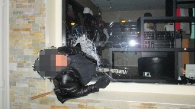 Μεθυσμένος διαρρήκτης σφήνωσε - "Τρόλαρε" η αστυνομία