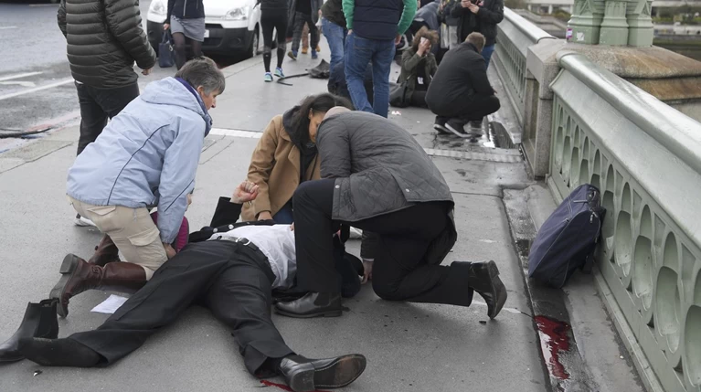 Σοκάρουν οι πρώτες εικόνες από την επίθεση στο Λονδίνο
