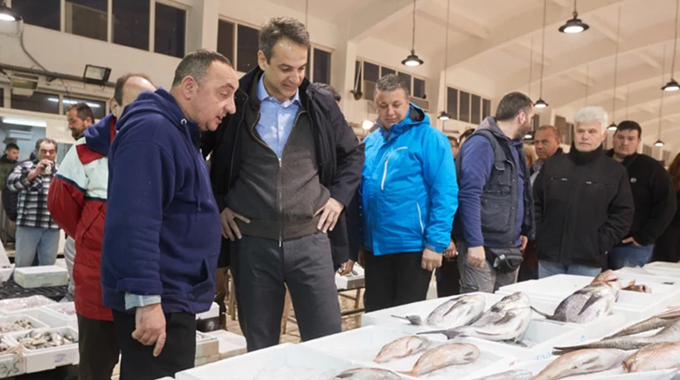Στην ιχθυόσκαλα Κερατσινίου τα ξημερώματα ο Μητσοτάκης