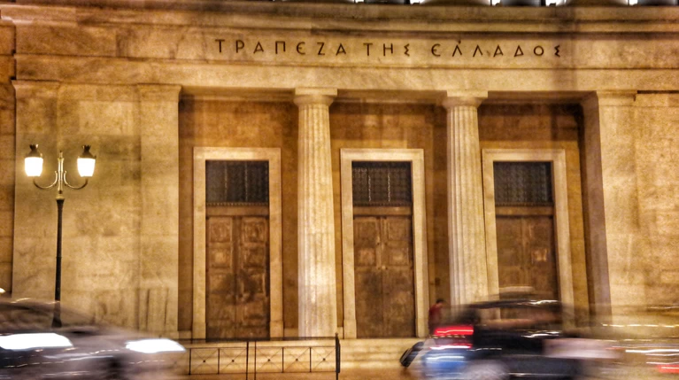 «Κόκκινος συναγερμός» για κόκκινα δάνεια και μείωση καταθέσεων