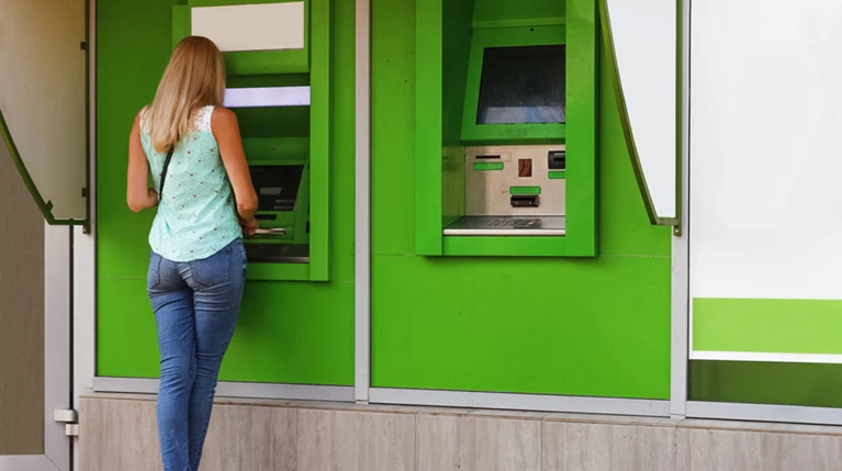 Οι 3 τρόποι εξαπάτησης στα ΑΤΜ & οι 13 να μην την «πατήσετε»
