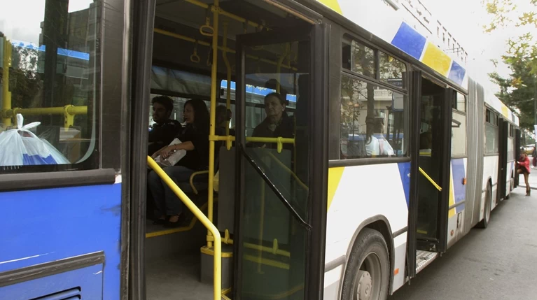 Αγνωστοι εισέβαλαν σε τρόλεϊ κι έκαναν γκραφίτι