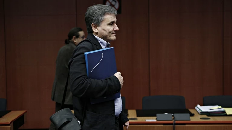 Οι υπουργοί επιστρέφουν από Βρυξέλλες, τα αγκάθια παραμένουν