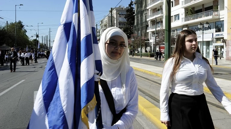 Η σημαιοφόρος από το Αφγανιστάν με τη μαντίλα (ΦΩΤΟ)
