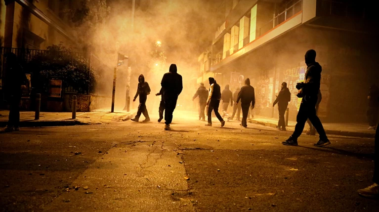 Πόλεμος αντιεξουσιαστών & ΜΑΤ τη νύχτα στα Εξάρχεια πέριξ του Πολυτεχνείου