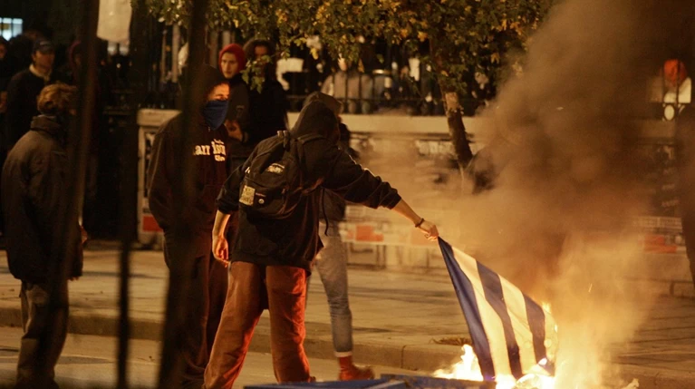 Πάτρα: Κατέβασαν & έκαψαν τις σημαίες από το μνημείο πεσόντων
