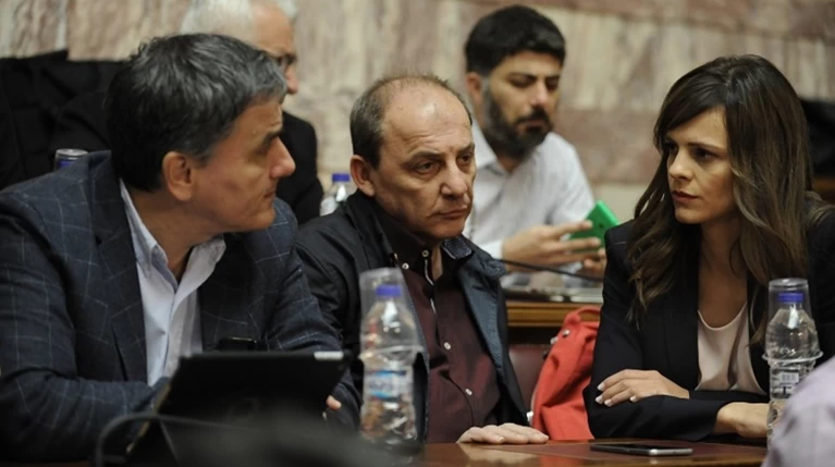 Δίνουν "γη και ύδωρ" για να κερδίσουν... κάτι στα εργασιακά