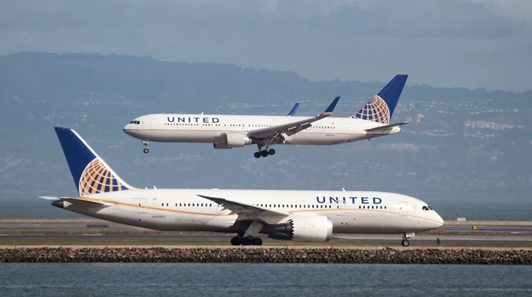 Η United απαγόρευσε να μπουν στην πτήση γιατί φορούσαν κολάν!