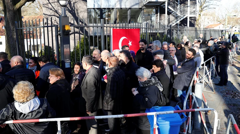 Στις κάλπες οι Τούρκοι της Γερμανίας για το δημοψήφισμα του Ερντογάν