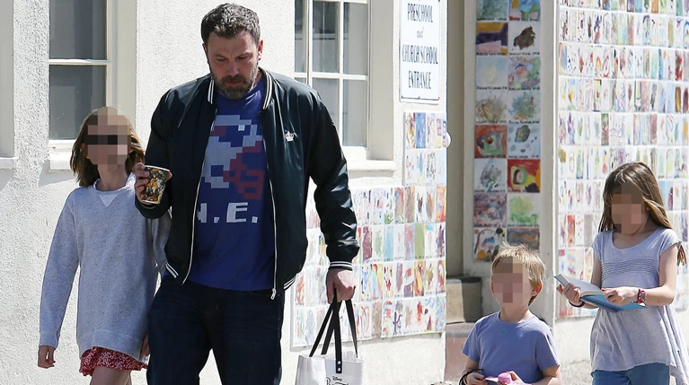 Ο Αφλεκ στην εκκλησία με τα παιδιά του, μετά την απεξάρτηση