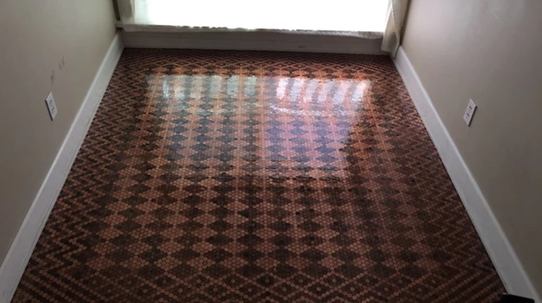 DIY: Πως να φτιάξετε ένα απίθανο πάτωμα με πενταροδεκάρες-φωτό-