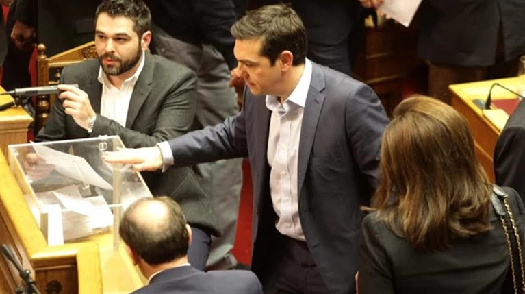 Η Βουλή παρέπεμψε τον Παπαντωνίου σε προανακριτική με 252 ψήφους