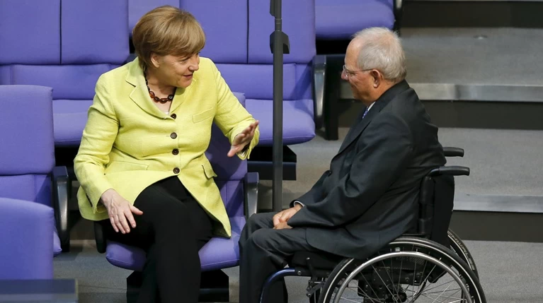 Handelsblatt: Μέρκελ και Σόιμπλε αρνούνται πάγωμα επιτοκίων της Ελλάδας