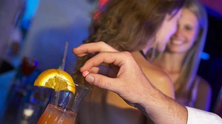 Φοιτήτρια καταγγέλλει βιασμό αφού της έριξαν ουσία στο ποτό