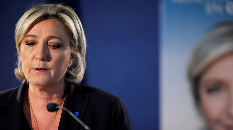 Τα ...γυρνάει για το ευρώ η Λεπέν ενόψει β' γύρου στη Γαλλία
