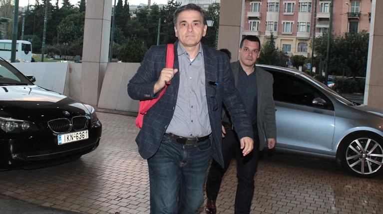 Νέα «ολονυχτία» με τους θεσμούς για να κλείσει η συμφωνία