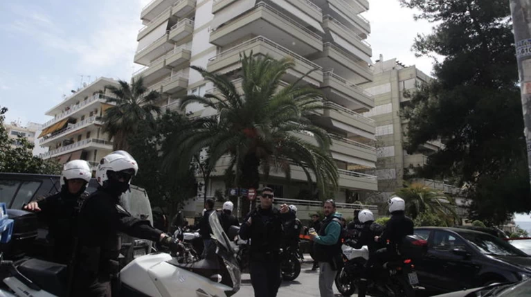 Βρήκαν τα στοιχεία του ληστή που κρυβόταν στη ...ντουλάπα