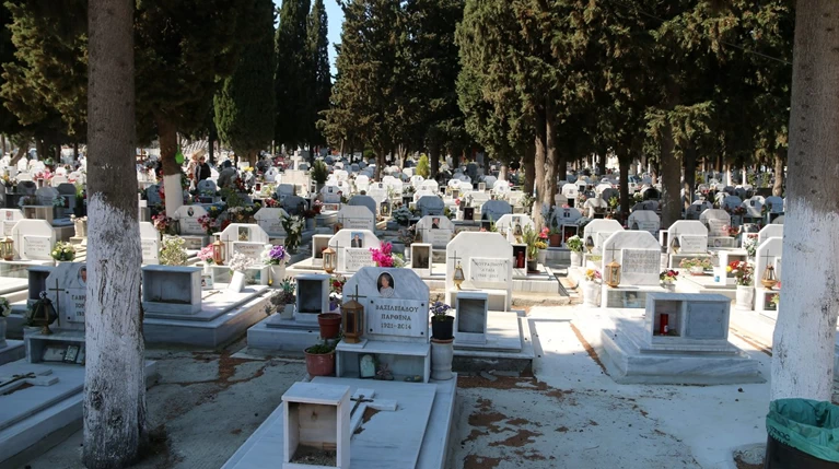 Ωραιόκαστρο: «Αθεόφοβοι» ξήλωναν μπρούτζινα καντήλια & πλάκες από τάφους