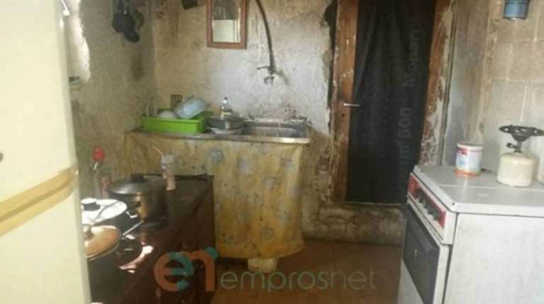 Εικόνες σοκ: Μητέρα με δύο παιδιά ζει σε καλύβα χωρίς ρεύμα στη Λέσβο