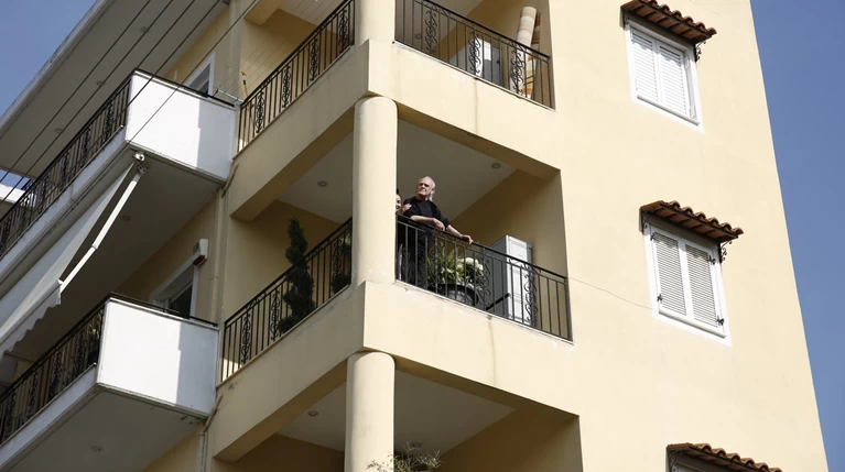 Οι αμφιλεγόμενες φωτό του Ακη στο μπαλκόνι με το γιο του