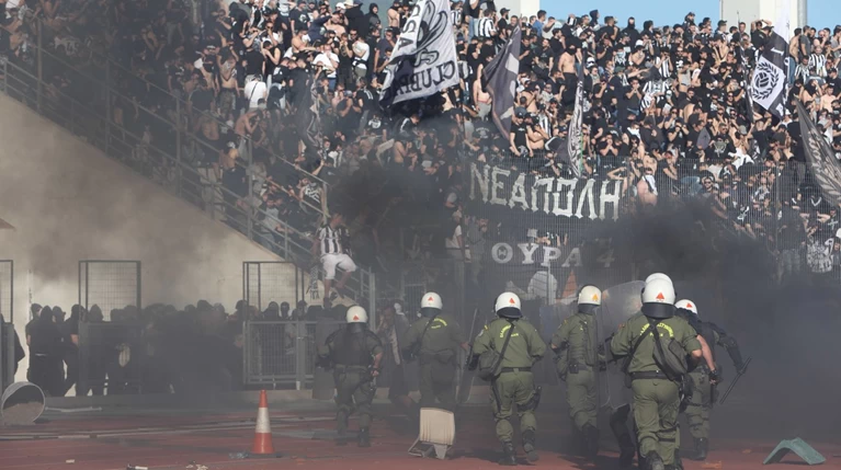 Ο «σκοτωμός» των χούλιγκανς σημάδεψε τον τελικό ΠΑΟΚ- ΑΕΚ