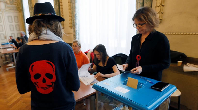 Προσδοκίες και φόβος στις γαλλικές κάλπες: Μακρόν ή Λεπέν;