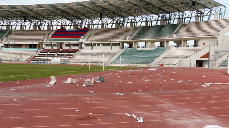 «Κουφάρι» άφησαν το στάδιο των 50.000.000 οι χούλιγκανς - τραγικές φωτό