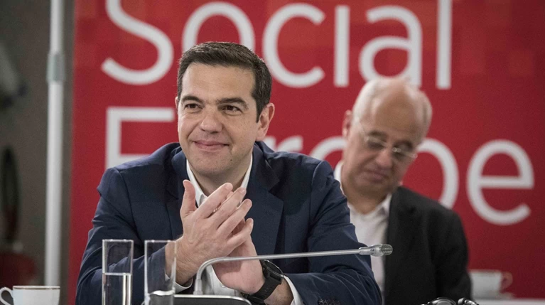 Ο Τσίπρας εξυμνεί στο Twitter έναν δημόσιο υπάλληλο από τον ΟΑΕΔ