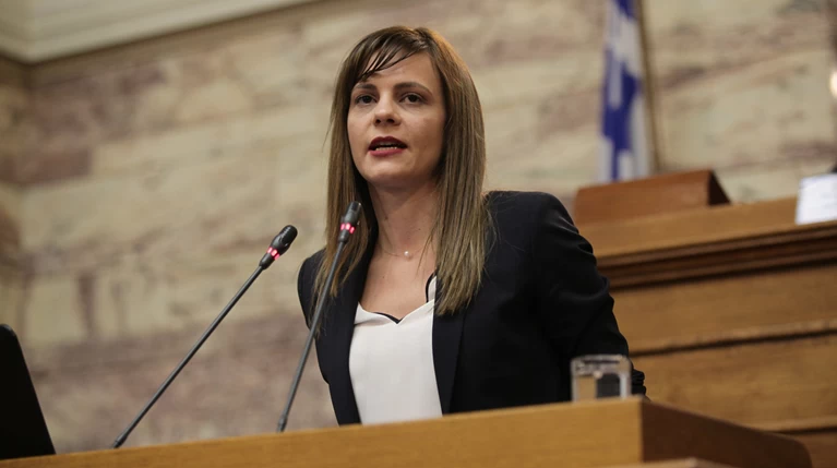 Πανηγυρίζει η Αχτσιόγλου: Η ανεργία μειώνεται