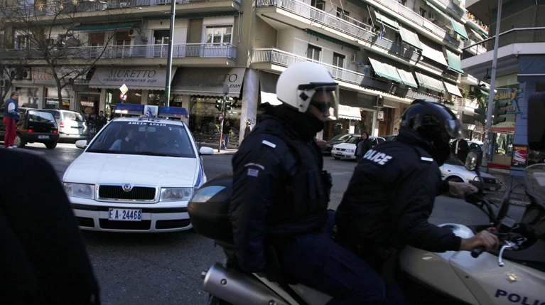 Σπείρα 13χρονων ρήμαζε πεζούς και οδηγούς ΙΧ στην Αχαρνών