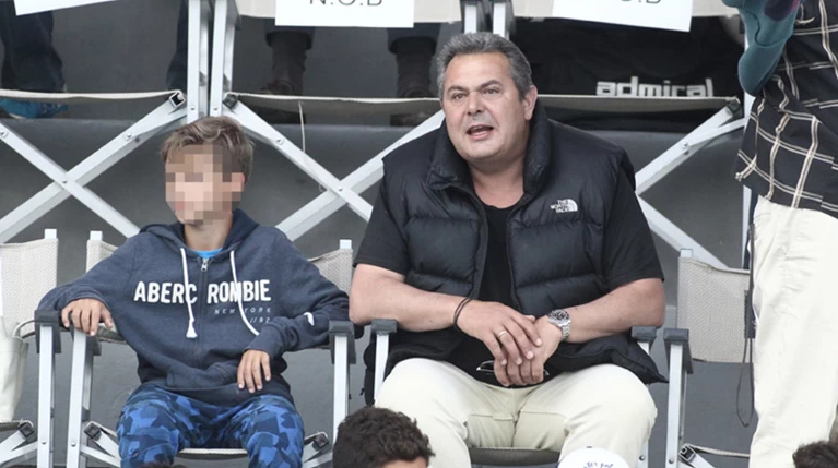 Στο παιχνίδι πόλο γυναικών Βουλιαγμένη-Ολυμπιακός ο Πάνος Καμμένος-φωτό