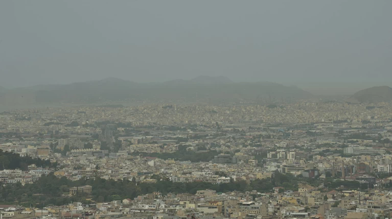 Καιρός: Σύννεφα, ήλιος , σκόνη και άνοδος της θερμοκρασίας