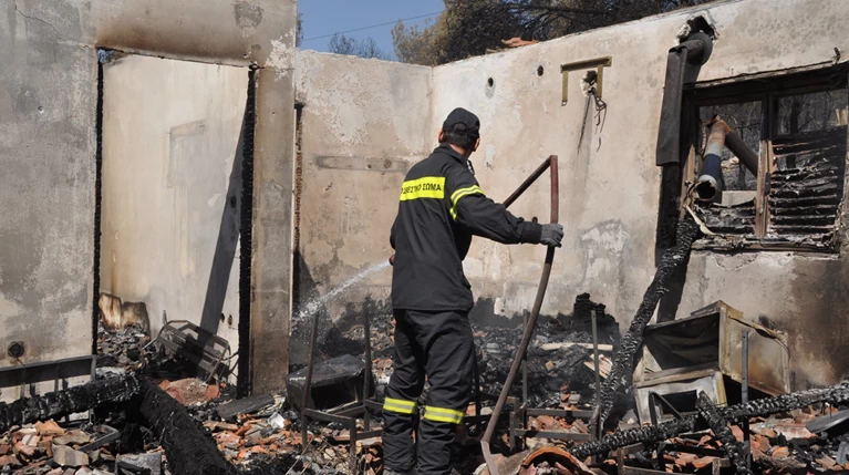 Απανθρακωμένο πτώμα από τη φωτιά στους Αγίους Θεοδώρους Κορινθίας - Βίντεο