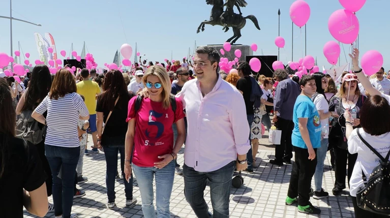 Μπαμπάς έγινε ο Απόστολος Τζιτζικώστας: Η τρυφερή φωτό στο facebook